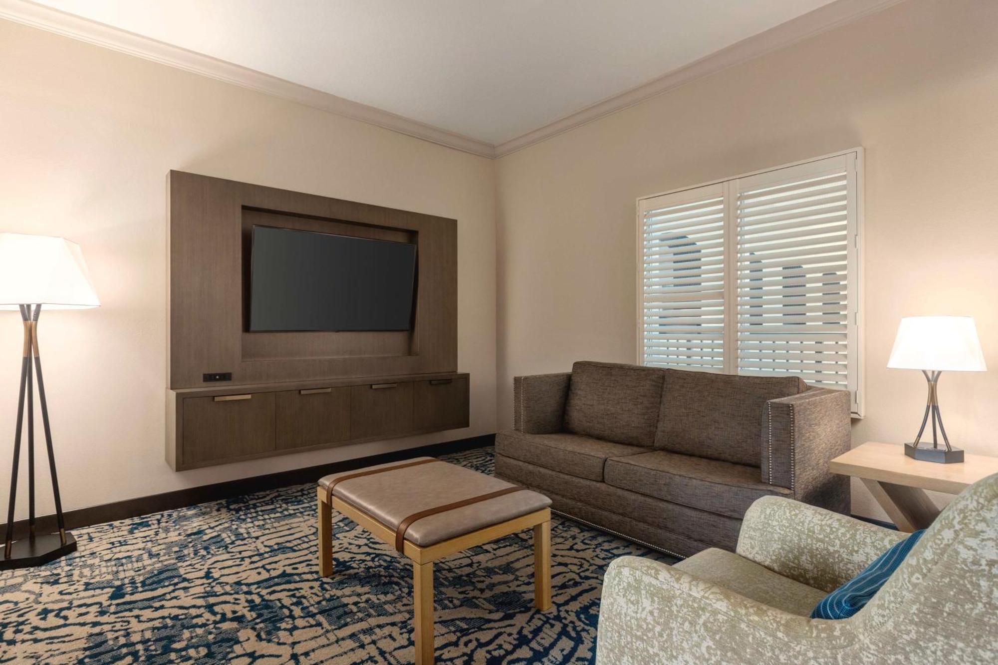 Hotel Embassy By Hilton Downtown Convention Center